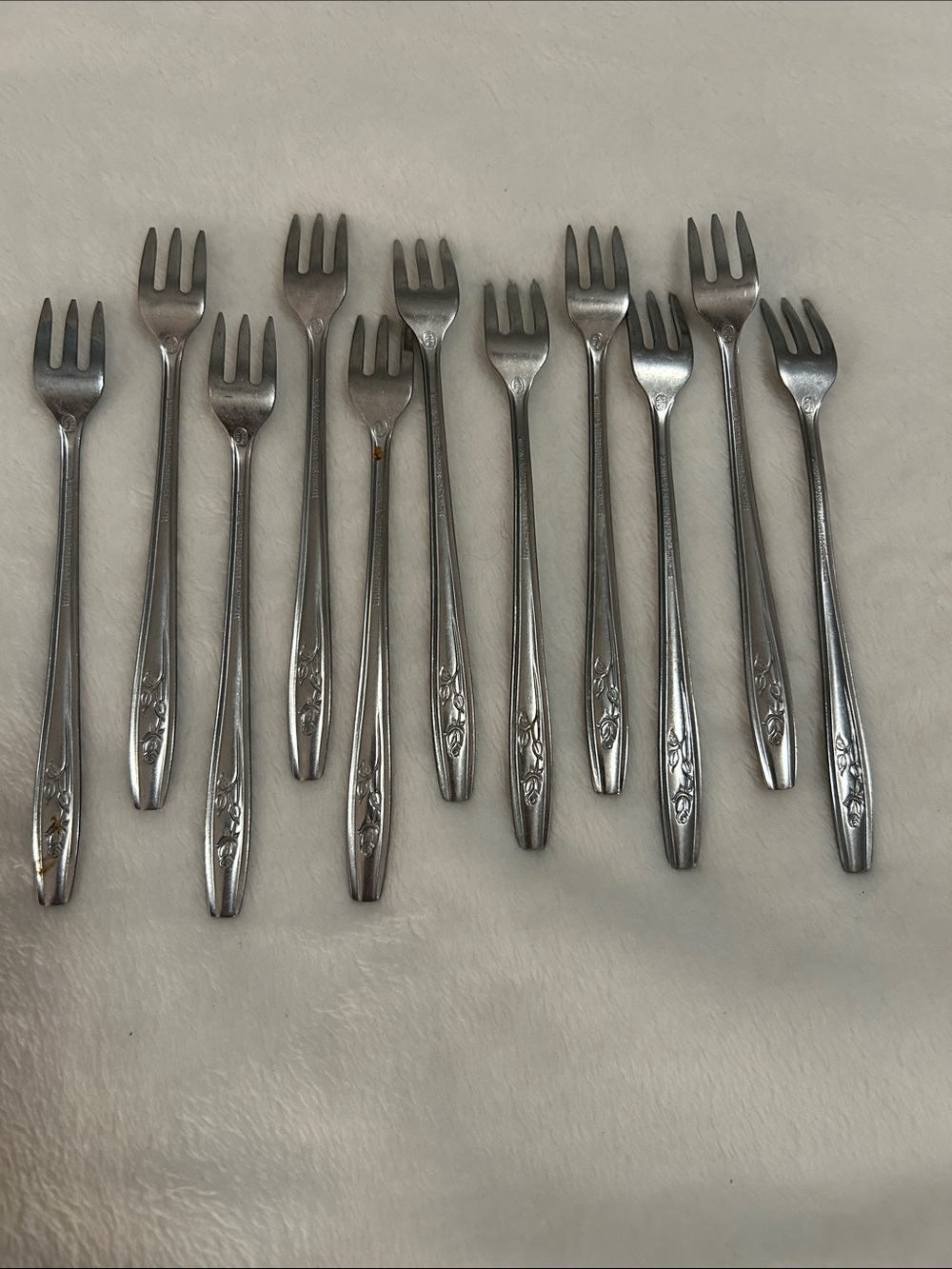 Oneida cocktail forks by "Simeon L. & George H. Rogers Co.” set of 11 - Picture 2 of 5